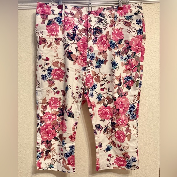 Ladies St John’s Bay Floral Denim Capris Size 12 EUC - Picture 1 of 1